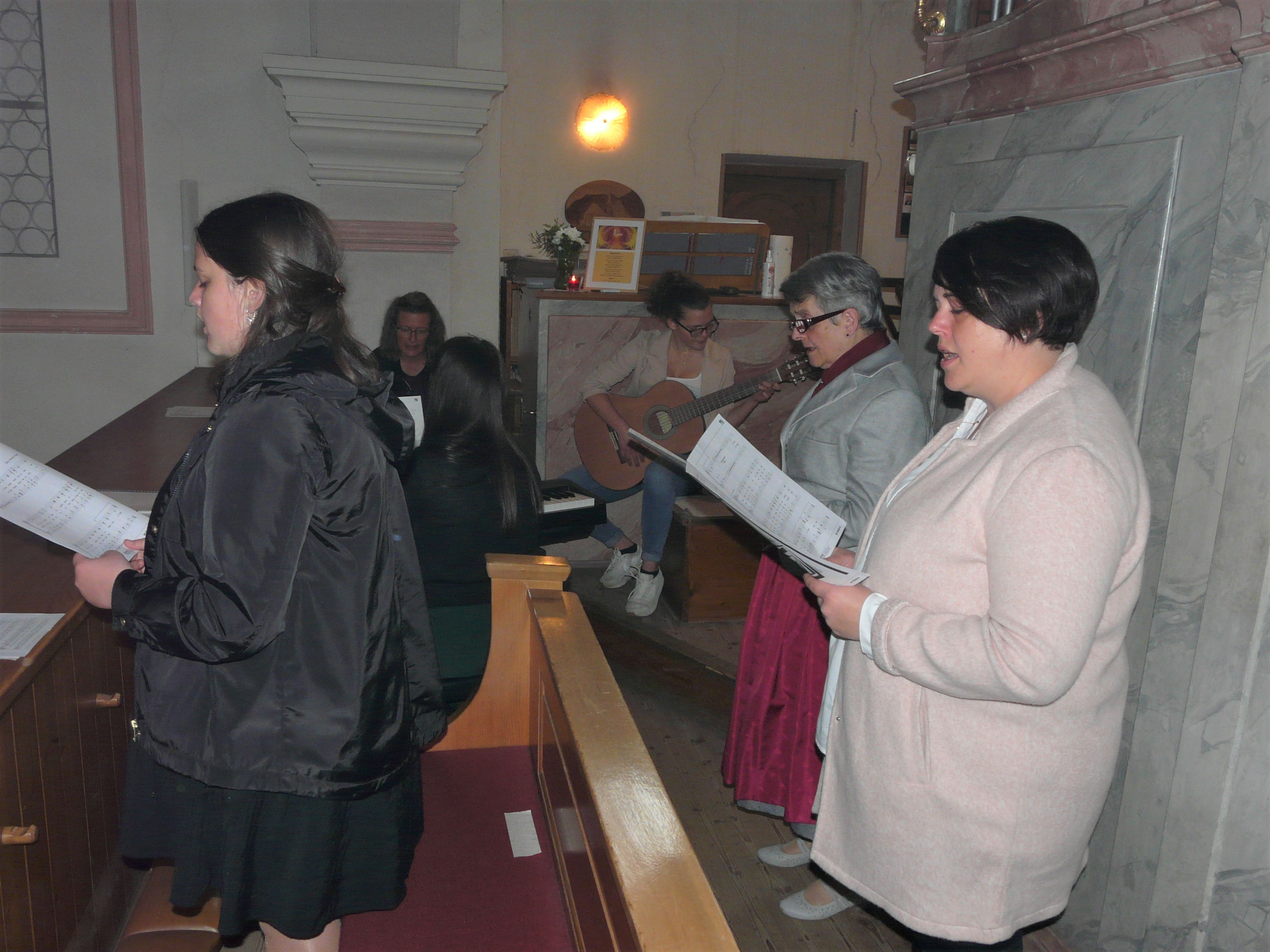 Pidings Kirchenmusikerin Annit Utz (2.v.re) bereitete mit ihrem Ensemble den Gottesdienstbesuchern ein erfrischendes Klangerlebnis. 