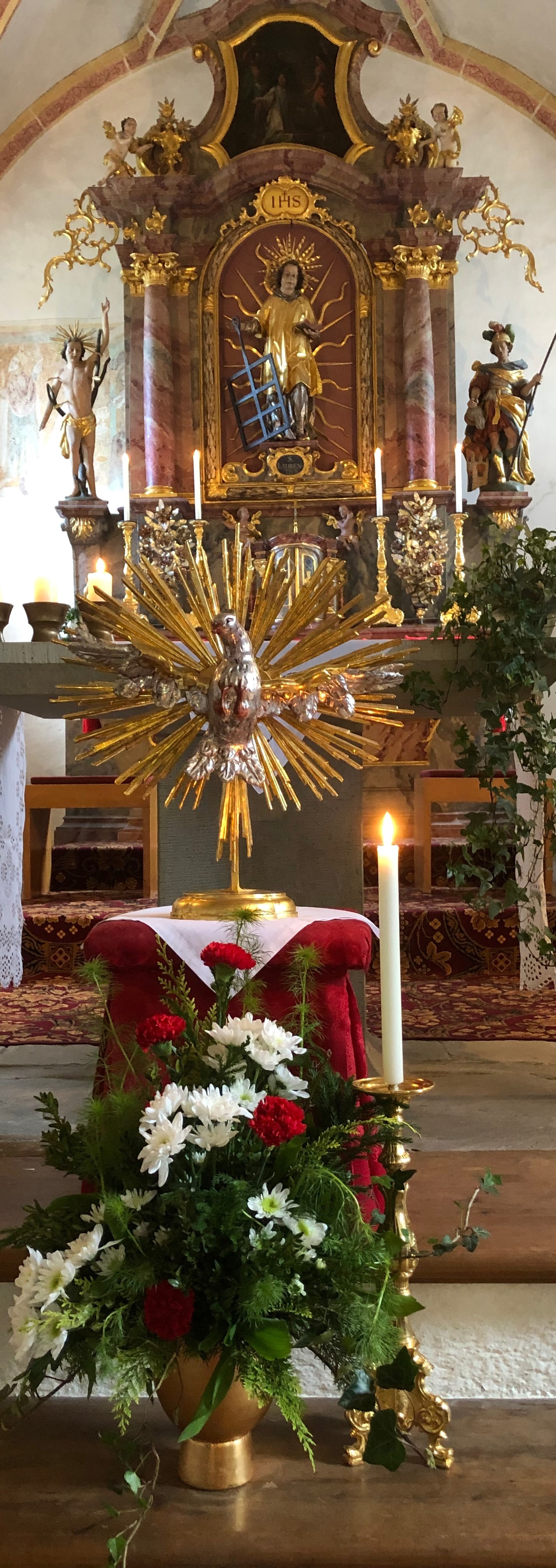 Mit einer Taube als Symbol des Heiligen Geistes war der  Altar in Mauthausen geschmückt.